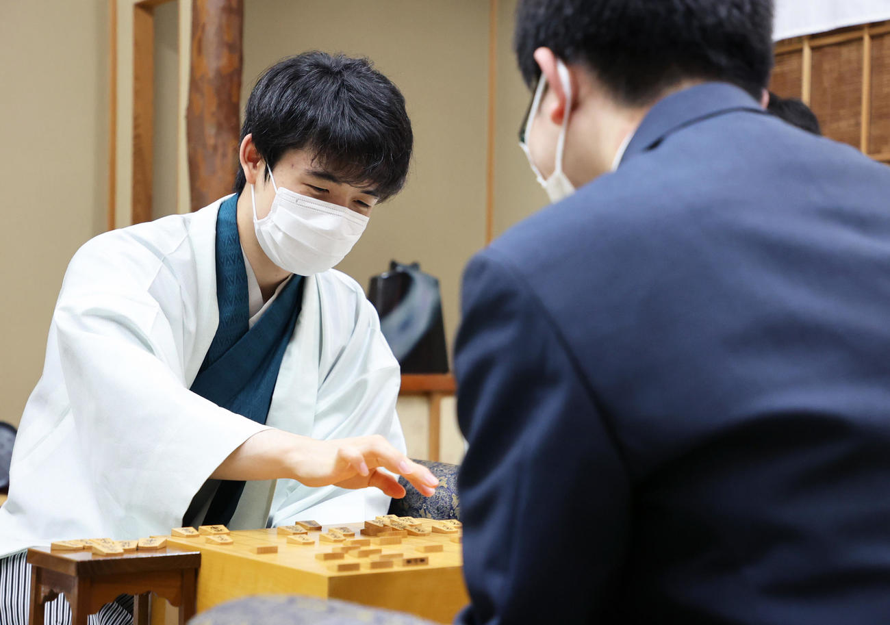 永瀬拓矢王座に勝利し、感想戦で対局を振り返る藤井聡太棋聖（左）（代表撮影）