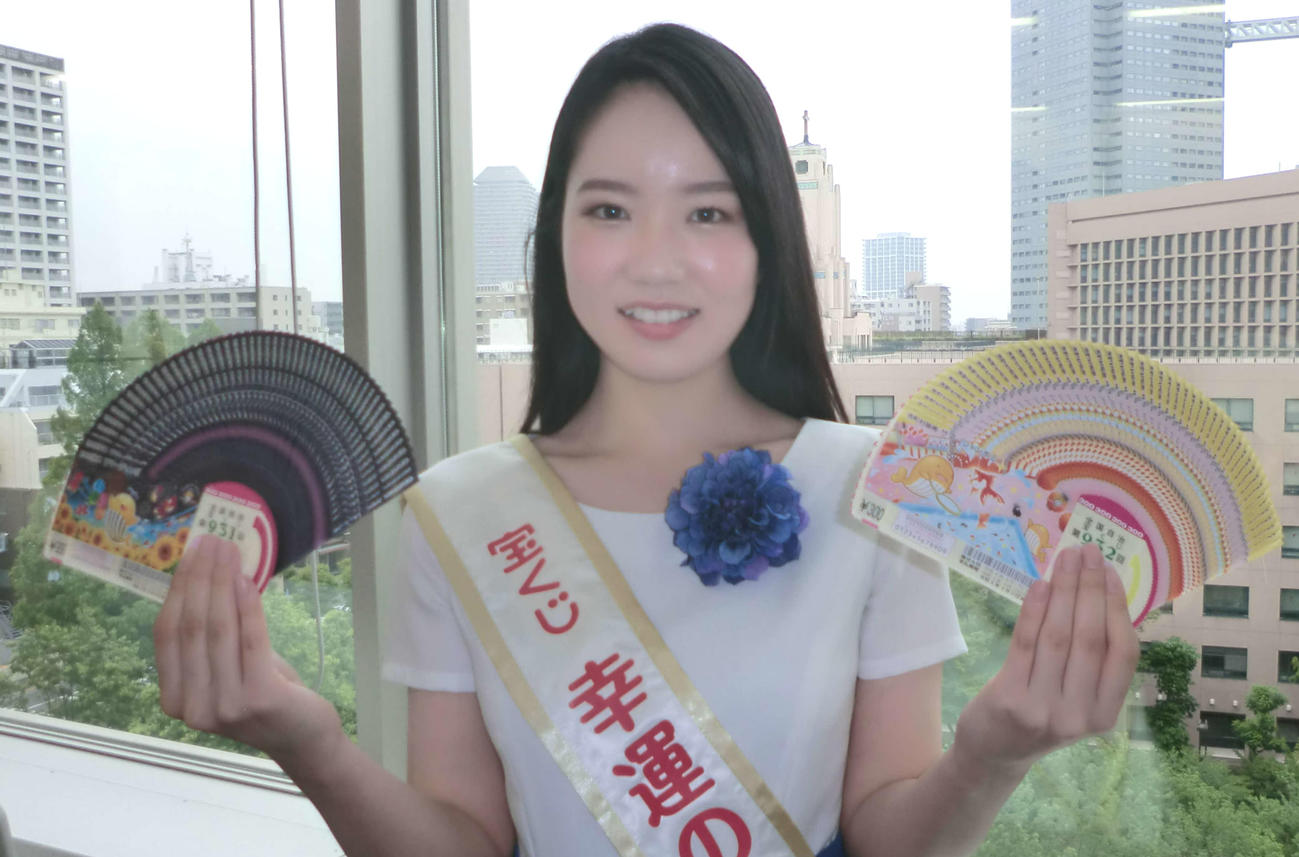 「サマージャンボ宝くじ」「サマージャンボミニ」のPRで来社した宝くじ「幸運の女神」の山下理恵さん