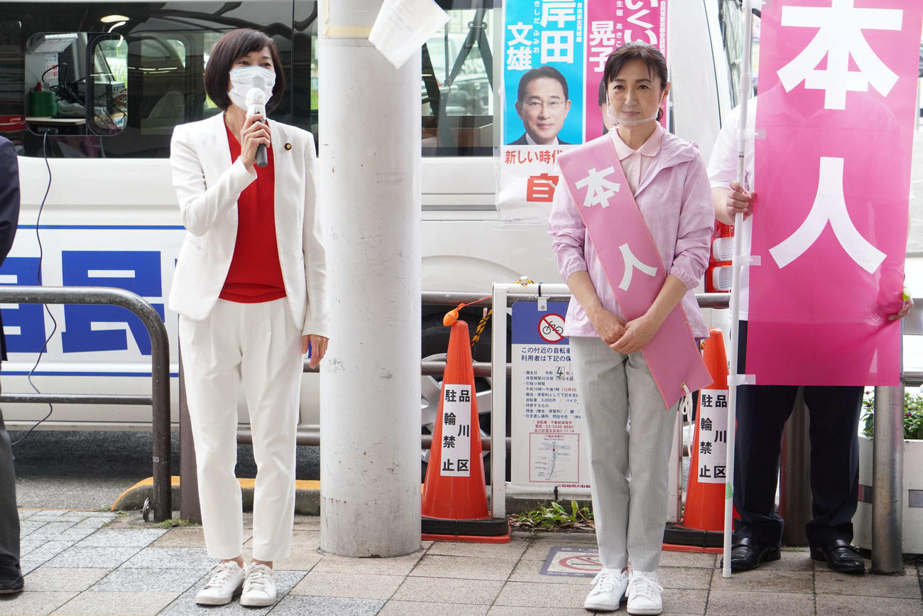 生稲晃子氏（右）の応援に駆けつけた丸川珠代参議院議員（撮影・沢田直人）