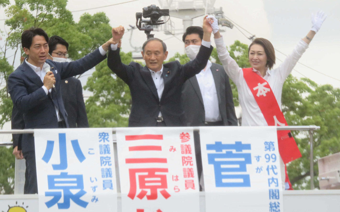 菅義偉前首相（中央）、小泉進次郎前環境相（左）から激励を受けた参院選神奈川選挙区に立候補予定の三原じゅん子氏（撮影・大上悟）