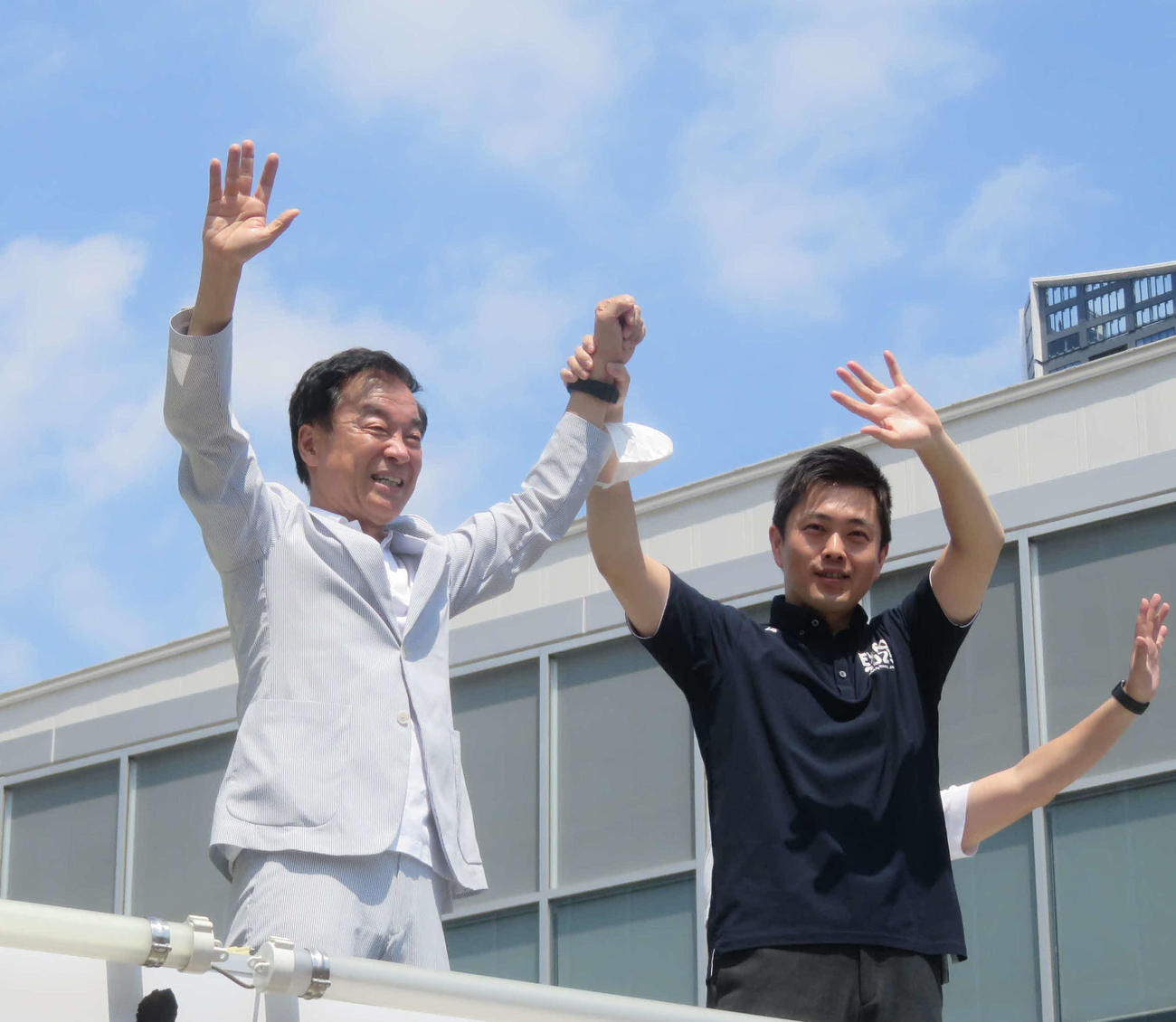日本維新の会の吉村洋文大阪府知事（右）が松沢成文氏の応援に駆けつけた（撮影・大上悟）