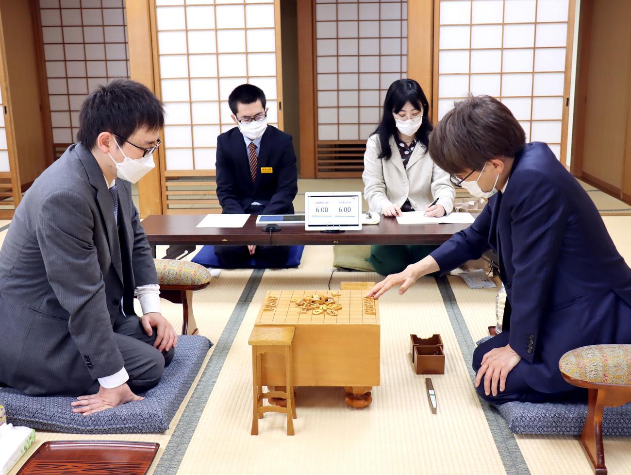順位戦B級1組1回戦に臨んだ羽生善治九段（右）、山崎隆之八段（日本将棋連盟提供）