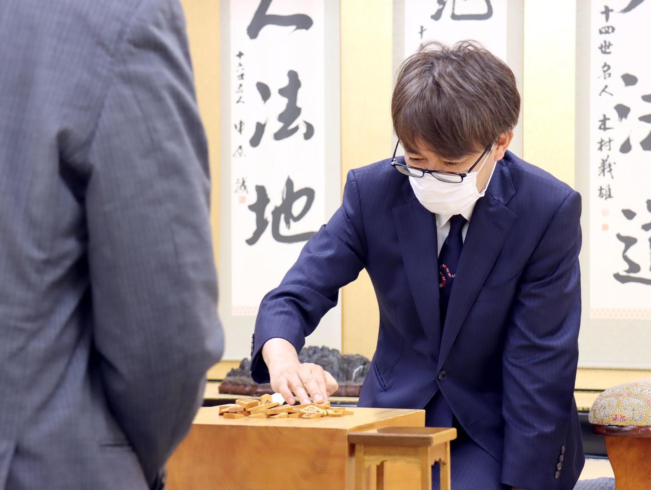 順位戦B級1組1回戦に臨んだ羽生善治九段（日本将棋連盟提供）