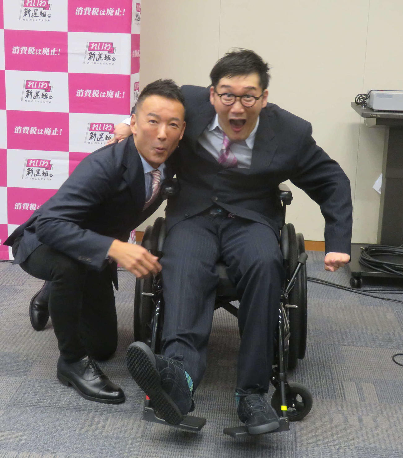 れいわ新選組の山本太郎代表（左）と参院選比例代表（特定枠）で出馬を表明した天畠大輔氏（撮影・大上悟）