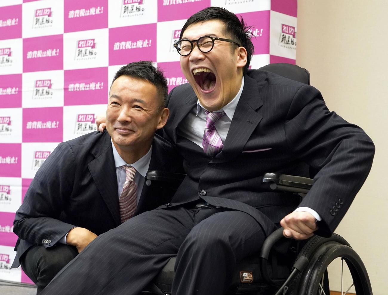 天畠大輔氏（右）と記者会見するれいわ新選組の山本代表（共同）
