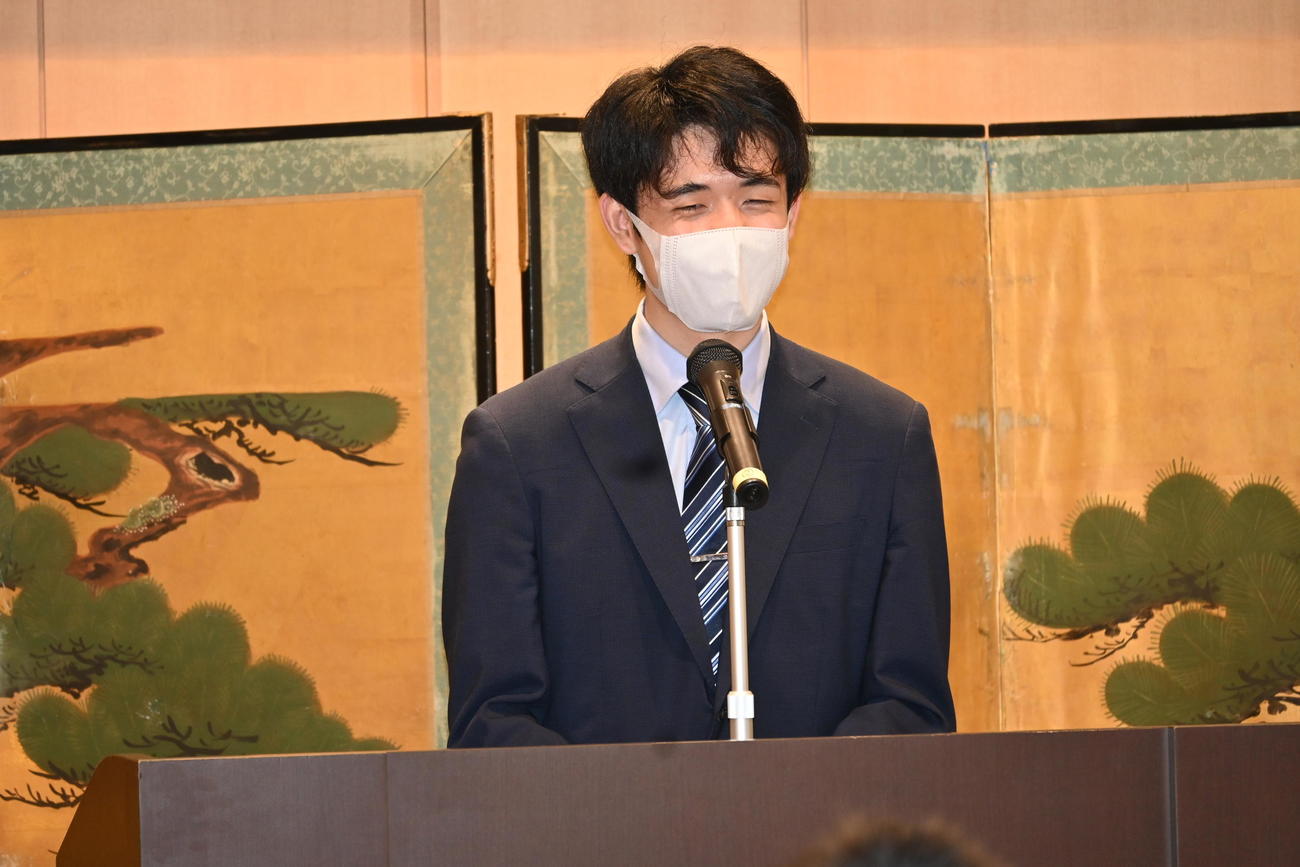 京都市の北野天満宮を参拝し「天神さん子ども将棋大会」で子どもちの質問に笑顔を見せる藤井聡太5冠（撮影・松浦隆司）