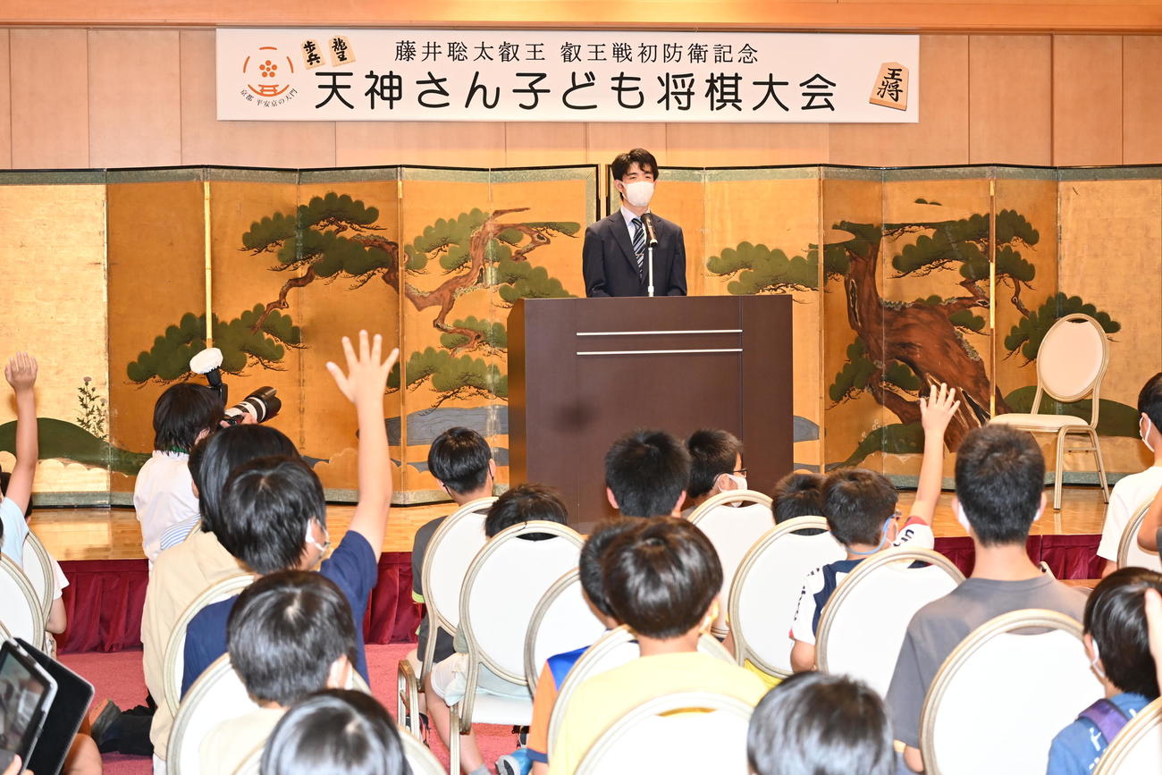 京都市の北野天満宮を参拝し「天神さん子ども将棋大会」に参加した藤井聡太5冠（撮影・松浦隆司）