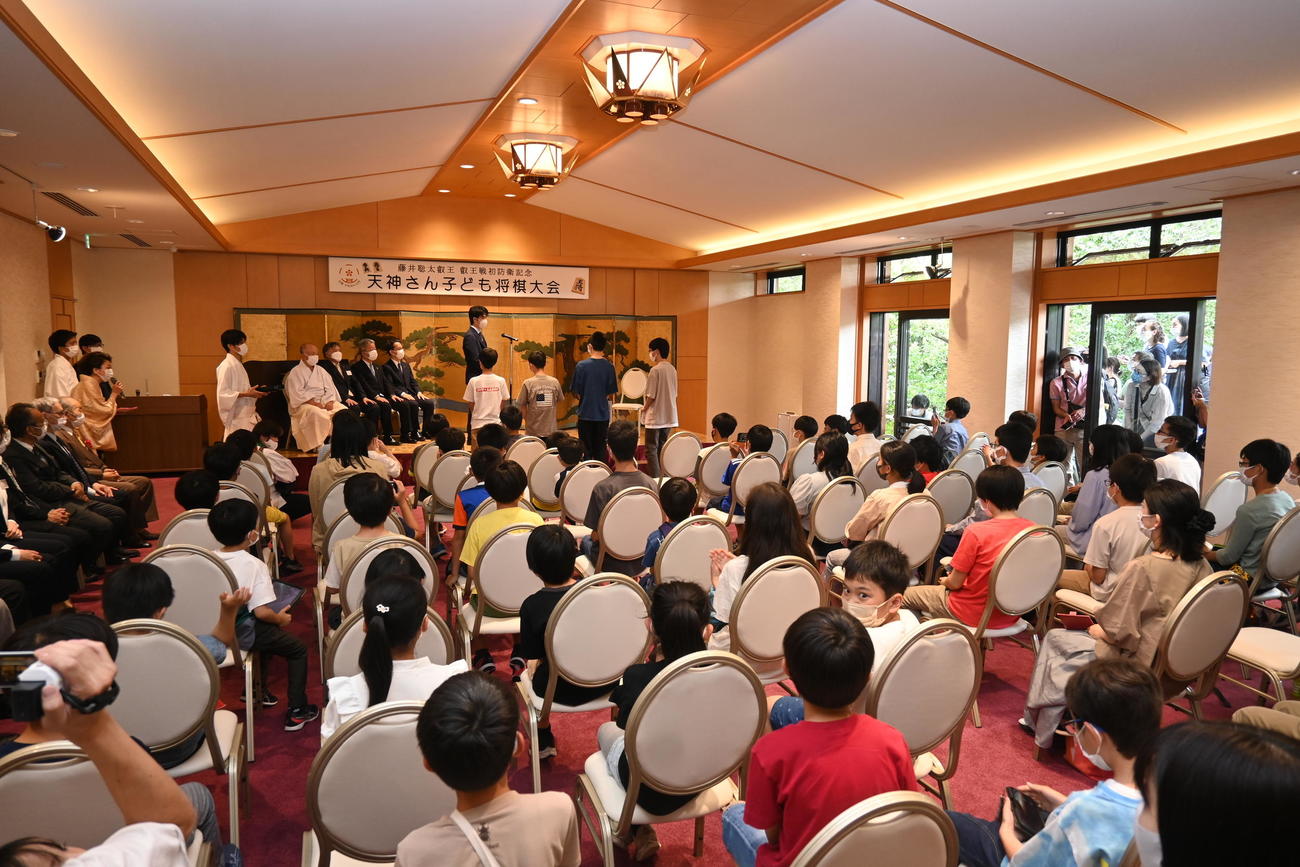 京都市の北野天満宮を参拝し「天神さん子ども将棋大会」に参加した藤井聡太5冠（撮影・松浦隆司）