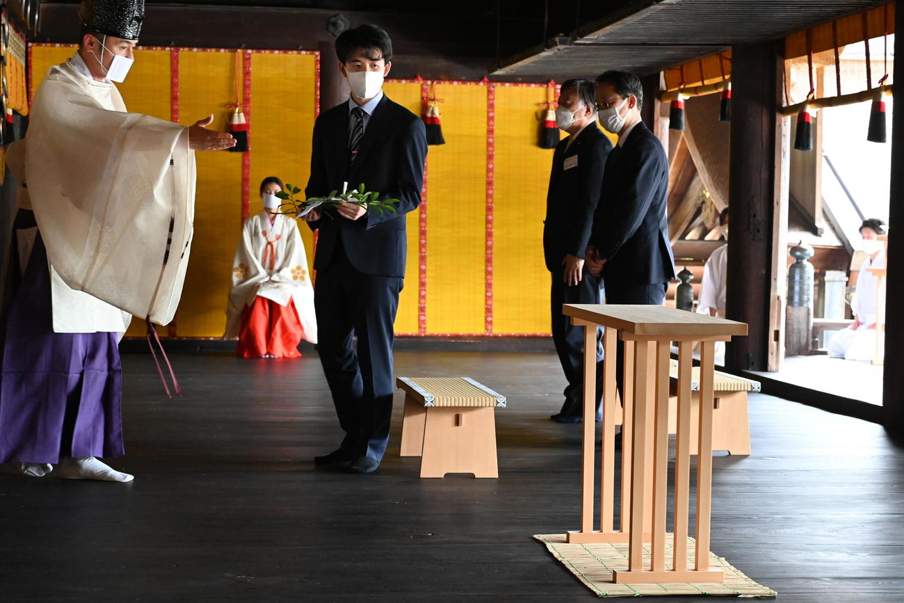 京都市の北野天満宮を参拝した藤井聡太5冠（撮影・松浦隆司）