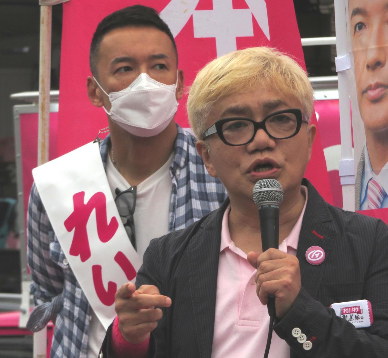 上野駅前で水道橋博士がマイクを握った。後方はれいわ新選組の山本太郎代表（撮影・寺沢卓）