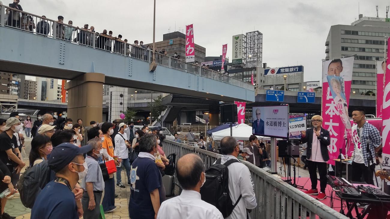水道橋博士の演説が始まると歩道橋から耳を傾ける人もいた（撮影・寺沢卓）