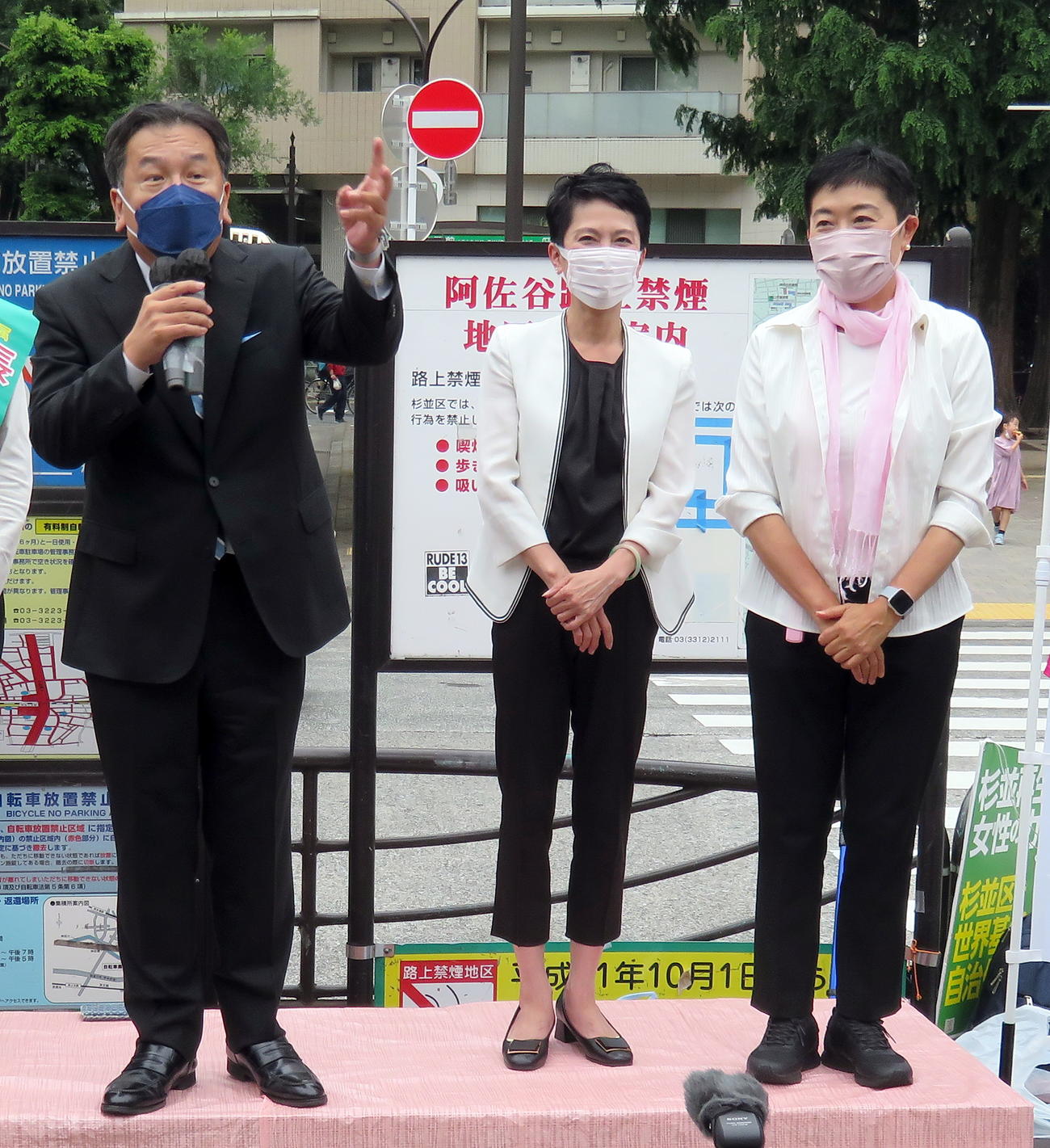 JR阿佐ケ谷駅前で行った蓮舫氏（中央）と辻元清美氏（右）の演説でマイクを握る立憲民主党前代表の枝野幸男氏（撮影・鎌田直秀）