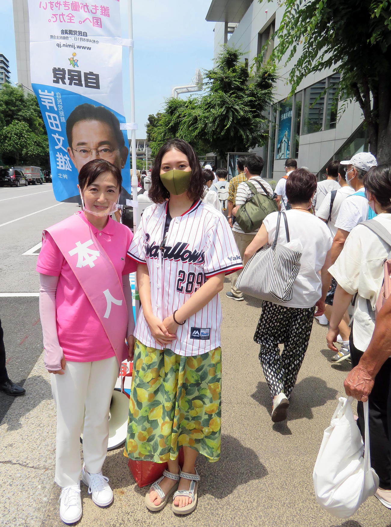 神宮球場近くでヤクルトファンの女性と記念撮影する生稲晃子氏（左）（撮影・鎌田直秀）