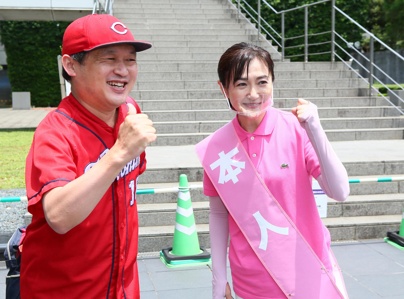 神宮外苑で演説を行ったおニャン子クラブ元メンバーの生稲晃子氏（右）は広島ファンとの記念撮影に応じポーズを決める（撮影・足立雅史）