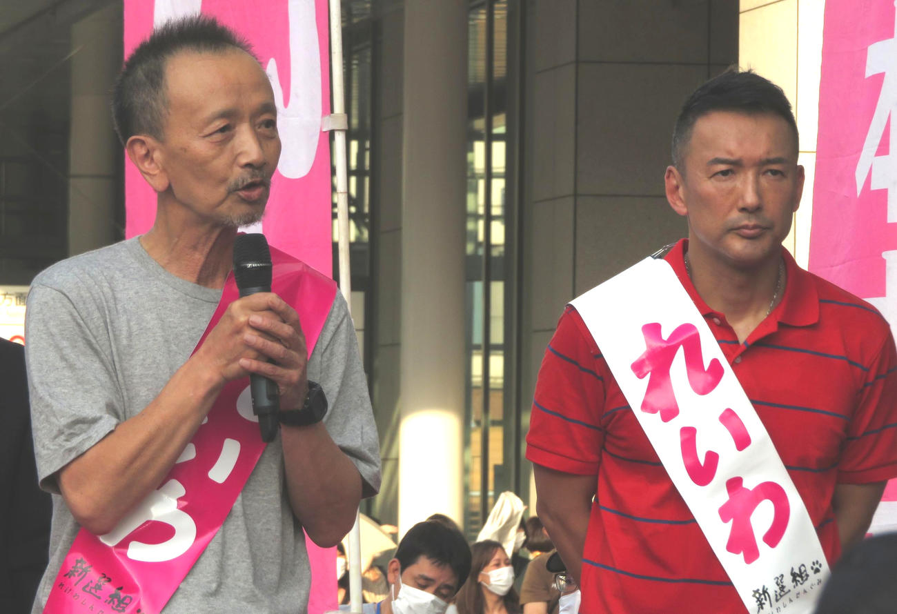 れいわ新選組の比例代表予定者の蓮池透氏は「原発はいらない」と手ぶりを交えて訴えた。右は山本太郎代表（撮影・寺沢卓）