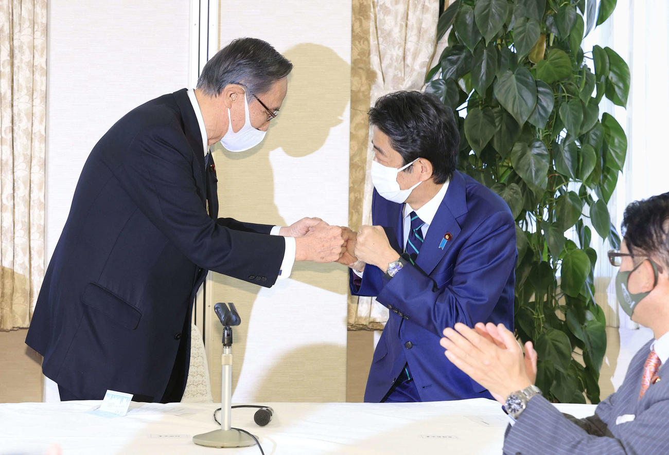 21年11月、清和会会長を交代し、グータッチする細田博之衆院議長（左）と安倍元首相（共同）