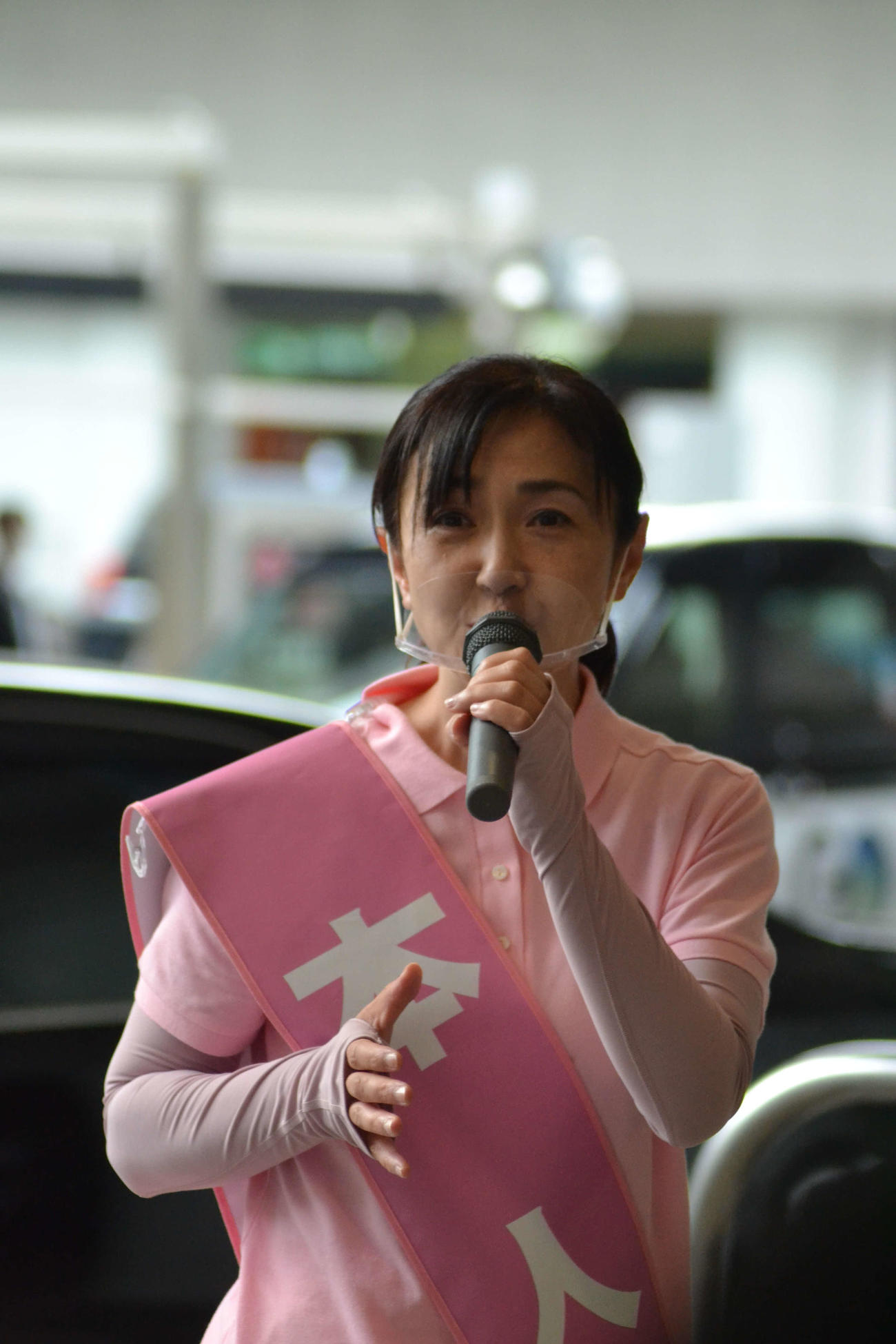東京・新宿駅西口地下広場で演説を行った生稲晃子氏