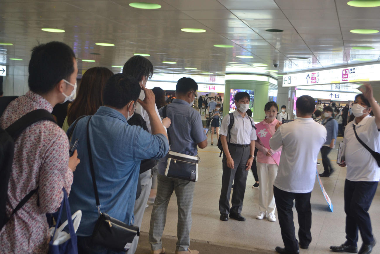 東京・新宿駅西口地下広場で演説を行った生稲晃子氏は最後に集まった人たちとの撮影に応じる