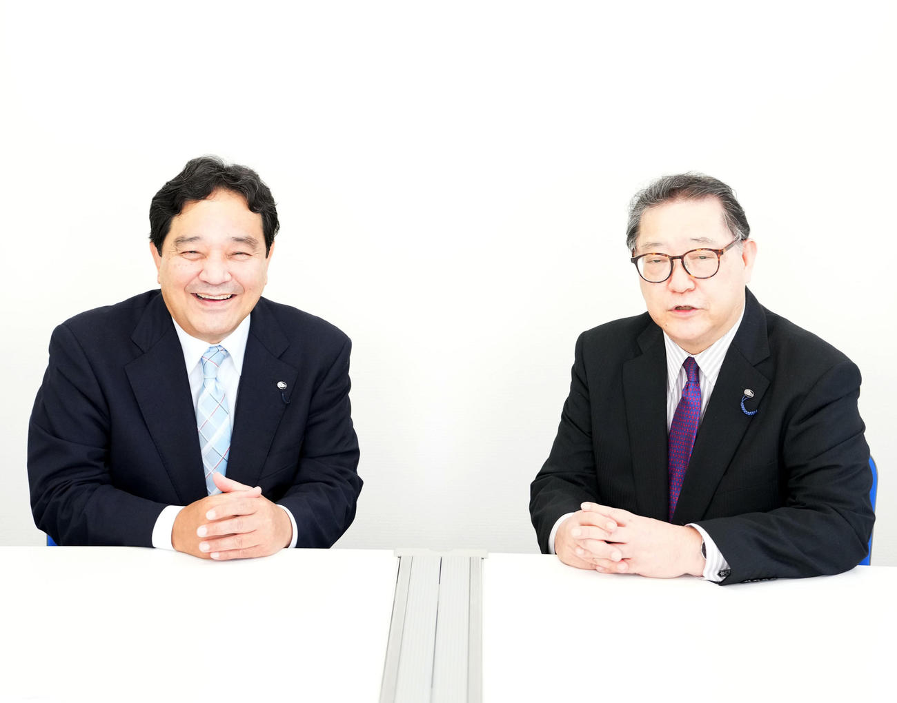 笑顔を見せる鈴木哲夫氏（左）と角谷浩一氏（撮影・横山健太）