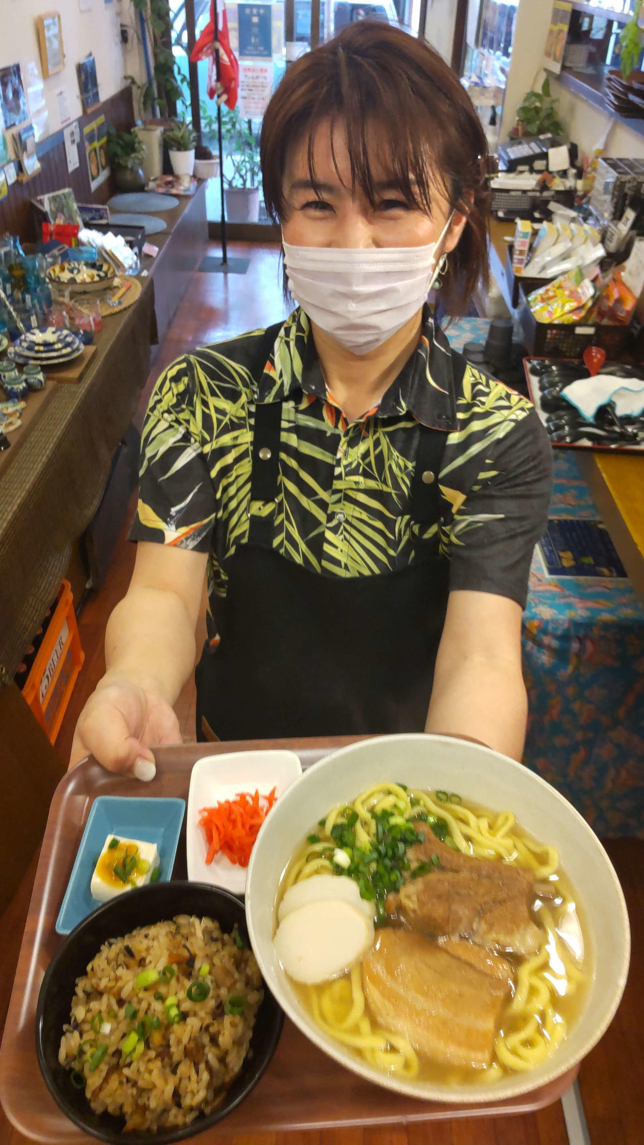 「てぃんがーら」女将の佐藤里奈さん