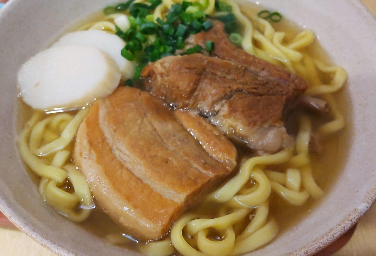 沖縄そば。自家製麺はモチモチ食感でボリューム満点