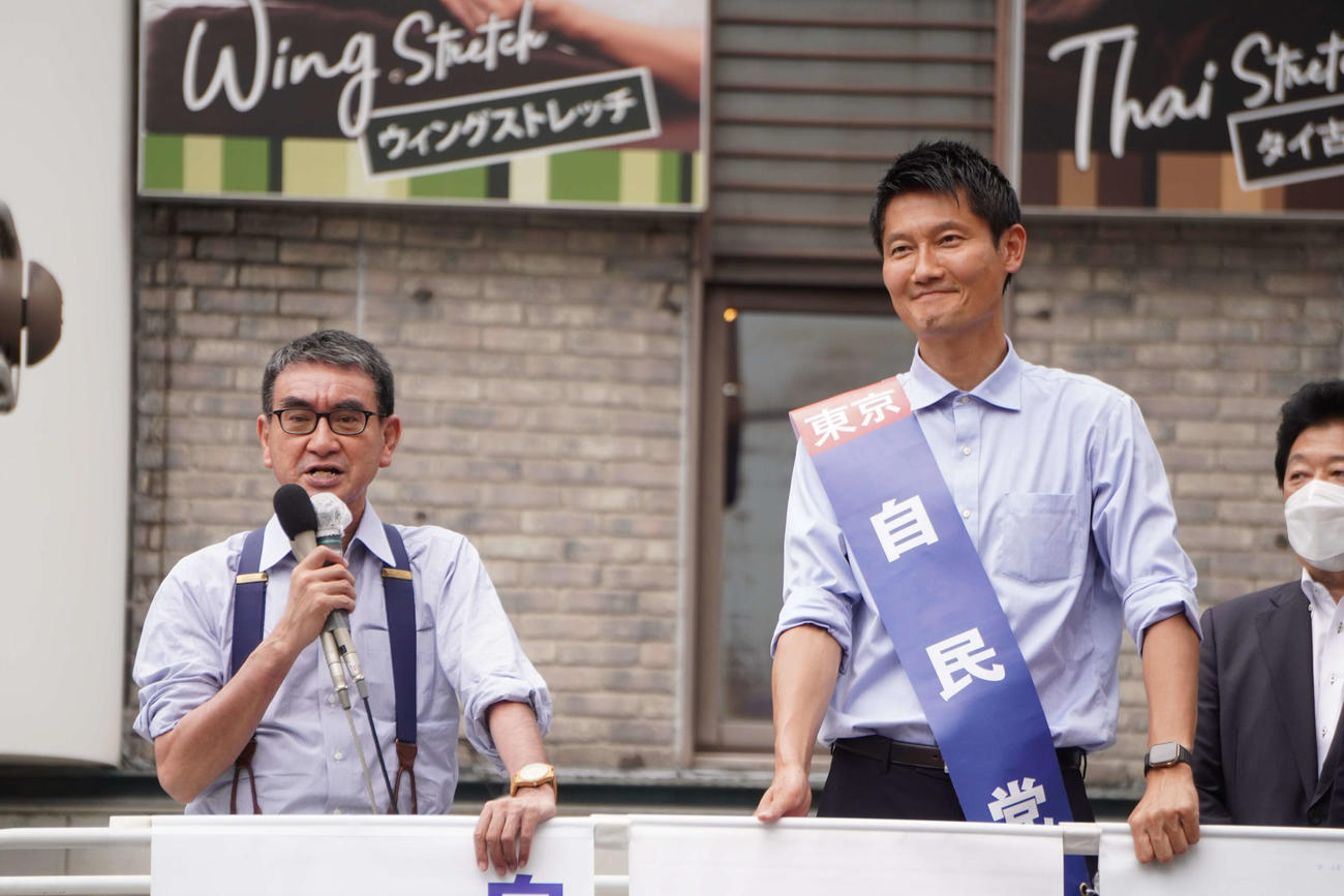 自民党・朝日健太郎氏（右）と街頭演説を行った河野太郎広報本部長（撮影・沢田直人）