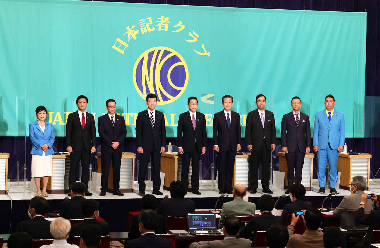 党首討論会に臨む9党の党首（撮影・足立雅史）