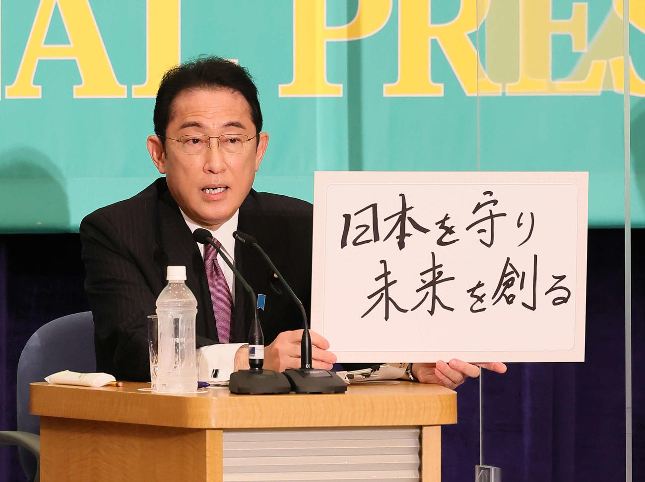 党首討論会でパネルを手に発言する自民党総裁の岸田文雄首相（撮影・足立雅史）