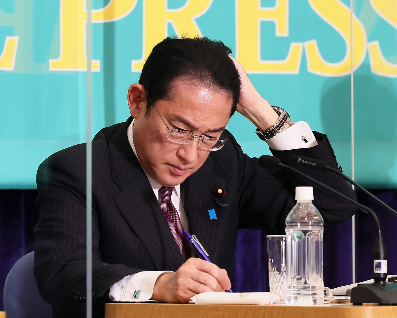 討論会で厳しい表情を見せる自民党総裁の岸田文雄首相（撮影・足立雅史）