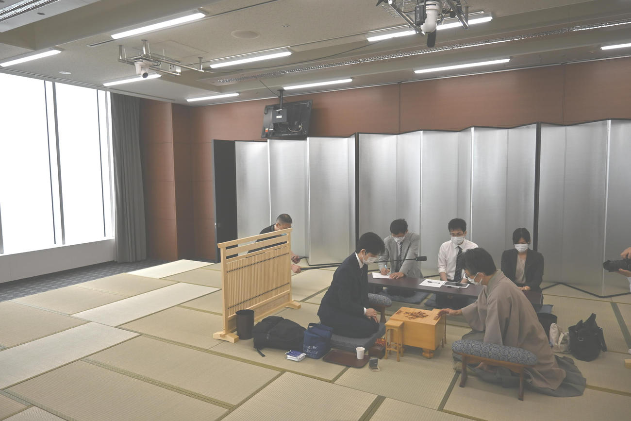 名古屋将棋対局場の「こけら落とし局」として行われた順位戦A級1回戦に臨む藤井聡太竜王（左）、佐藤康光九段（撮影・松浦隆司）