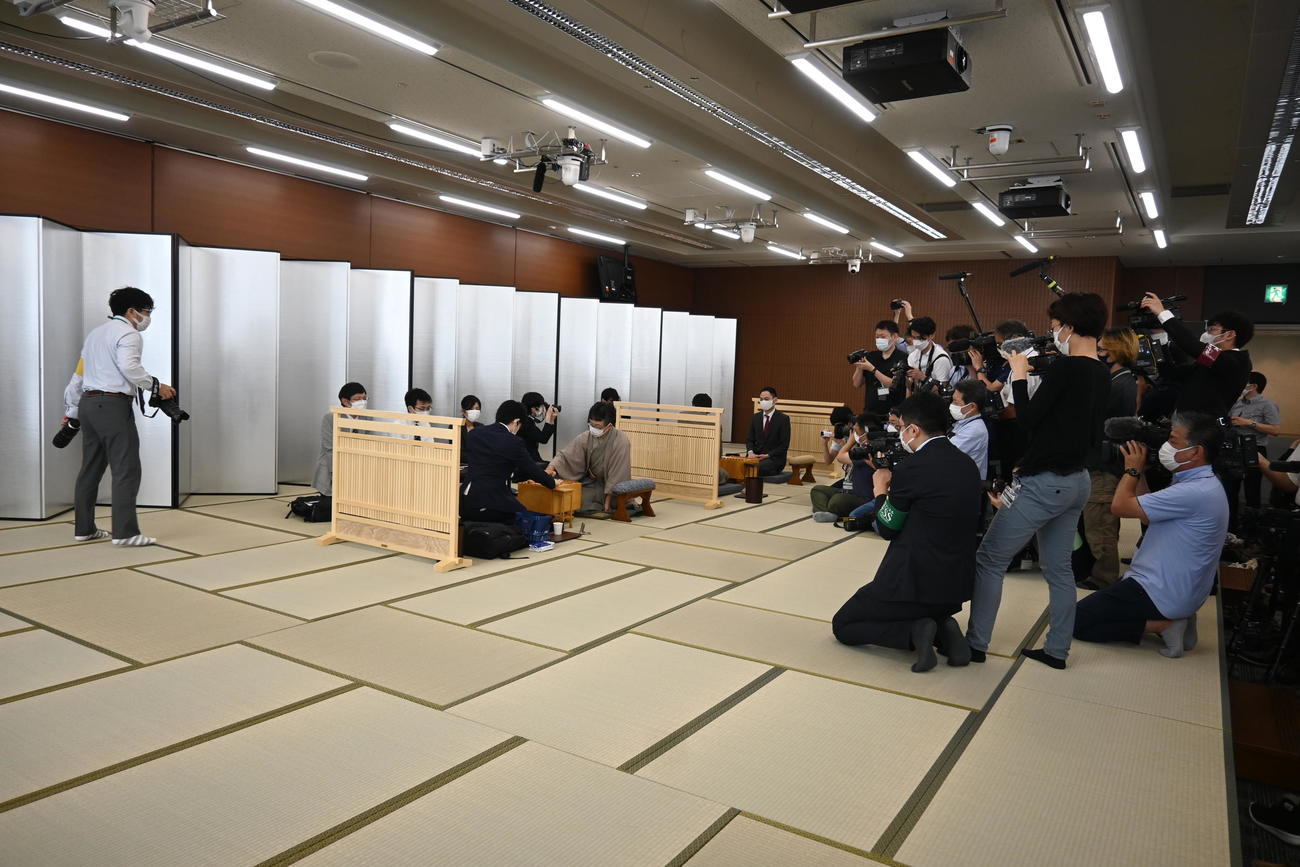 名古屋将棋対局場の「こけら落とし局」として行われた順位戦A級1回戦、藤井聡太竜王対佐藤康光九段、順位戦B級2組1回戦の杉本昌隆八段対佐々木慎七段戦（撮影・松浦隆司）