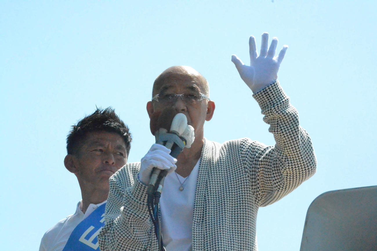 自民新人でタレントの松山三四六候補（左）の応援に駆けつけた松山千春（右）