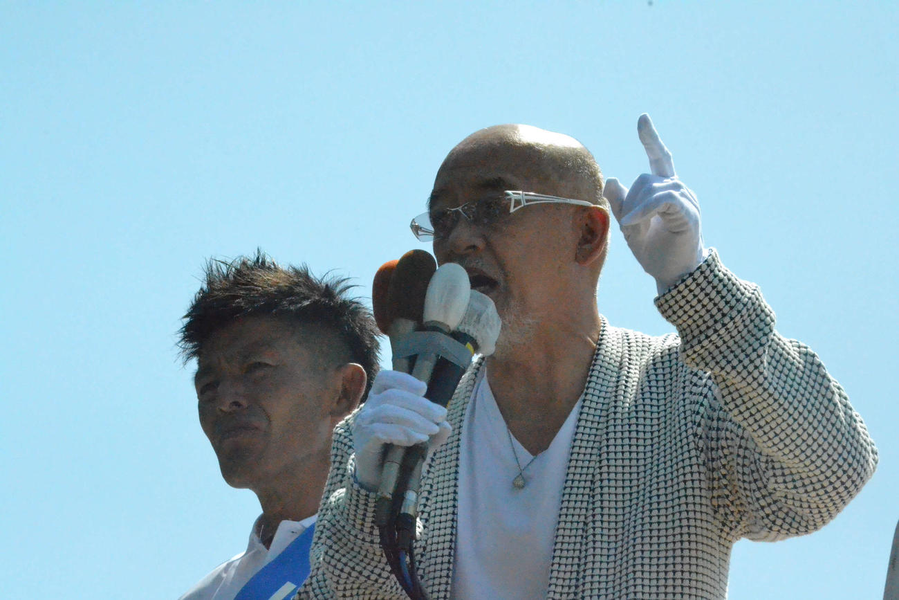 自民新人でタレントの松山三四六候補（左）の応援に駆けつけた松山千春（右）