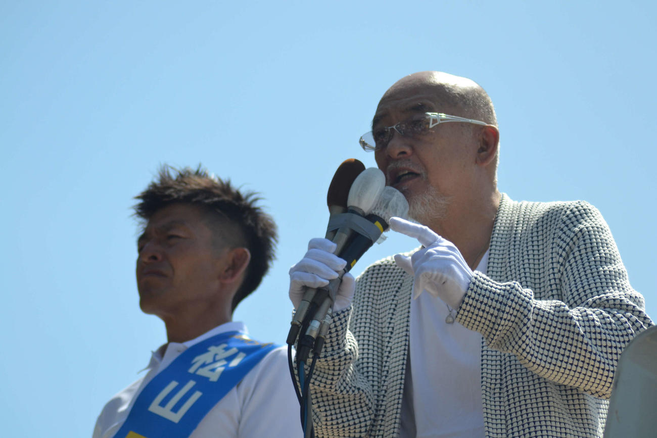 自民新人でタレントの松山三四六候補（左）の応援に駆けつけた松山千春（右）