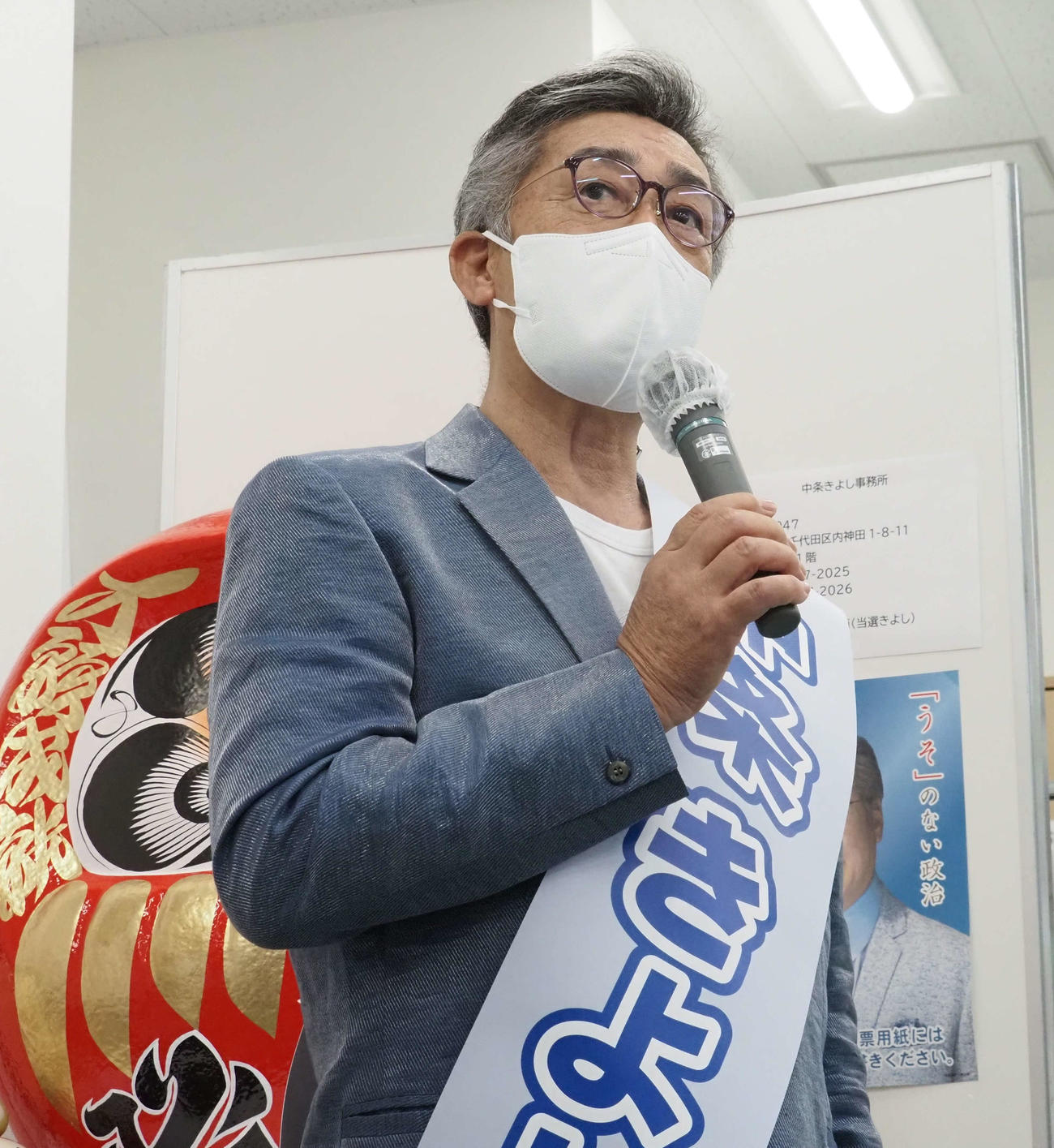 事務所であいさつする中条きよし氏（撮影・遠藤尚子）