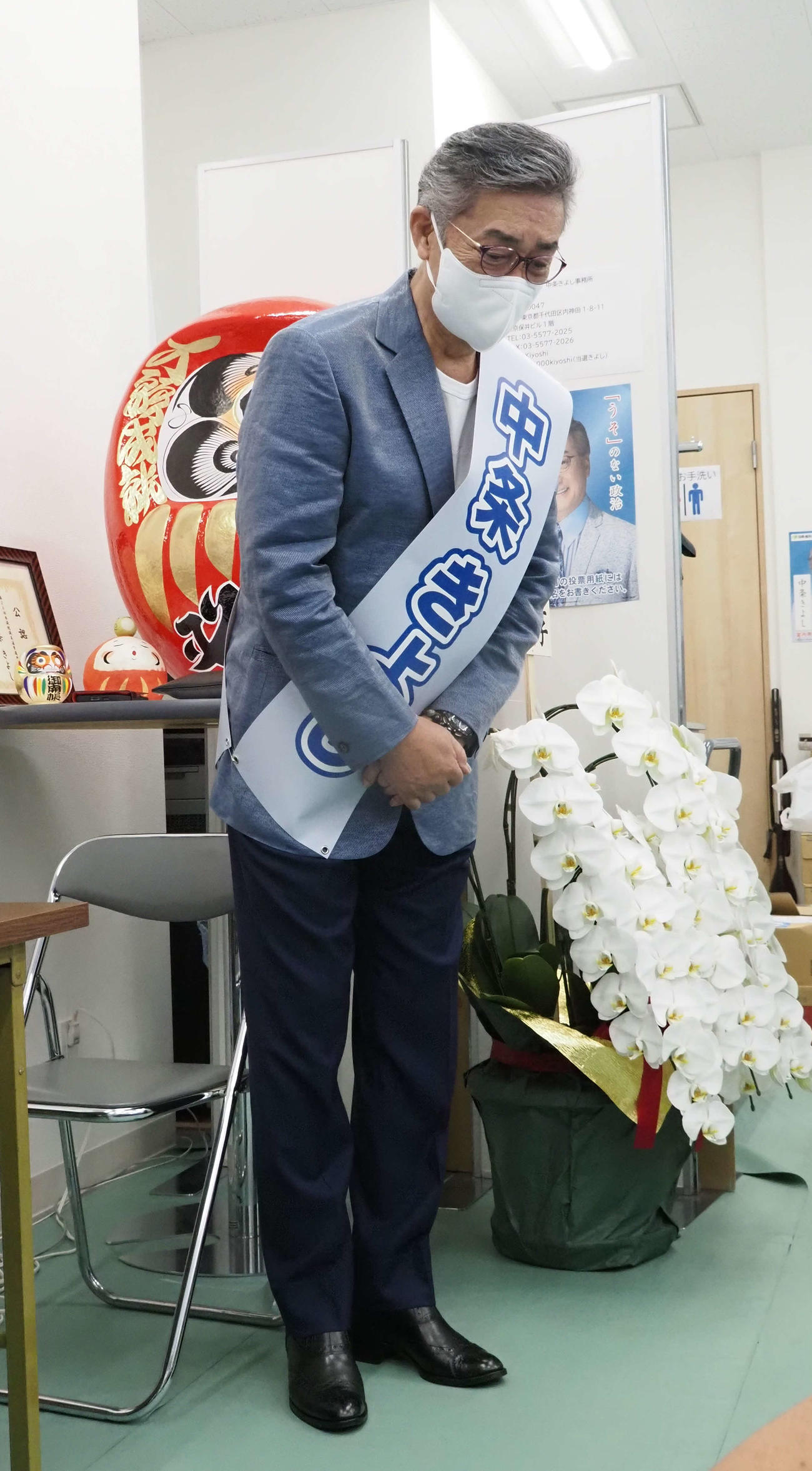 第一声となるあいさつを終え、一礼する中条きよし氏（撮影・遠藤尚子）