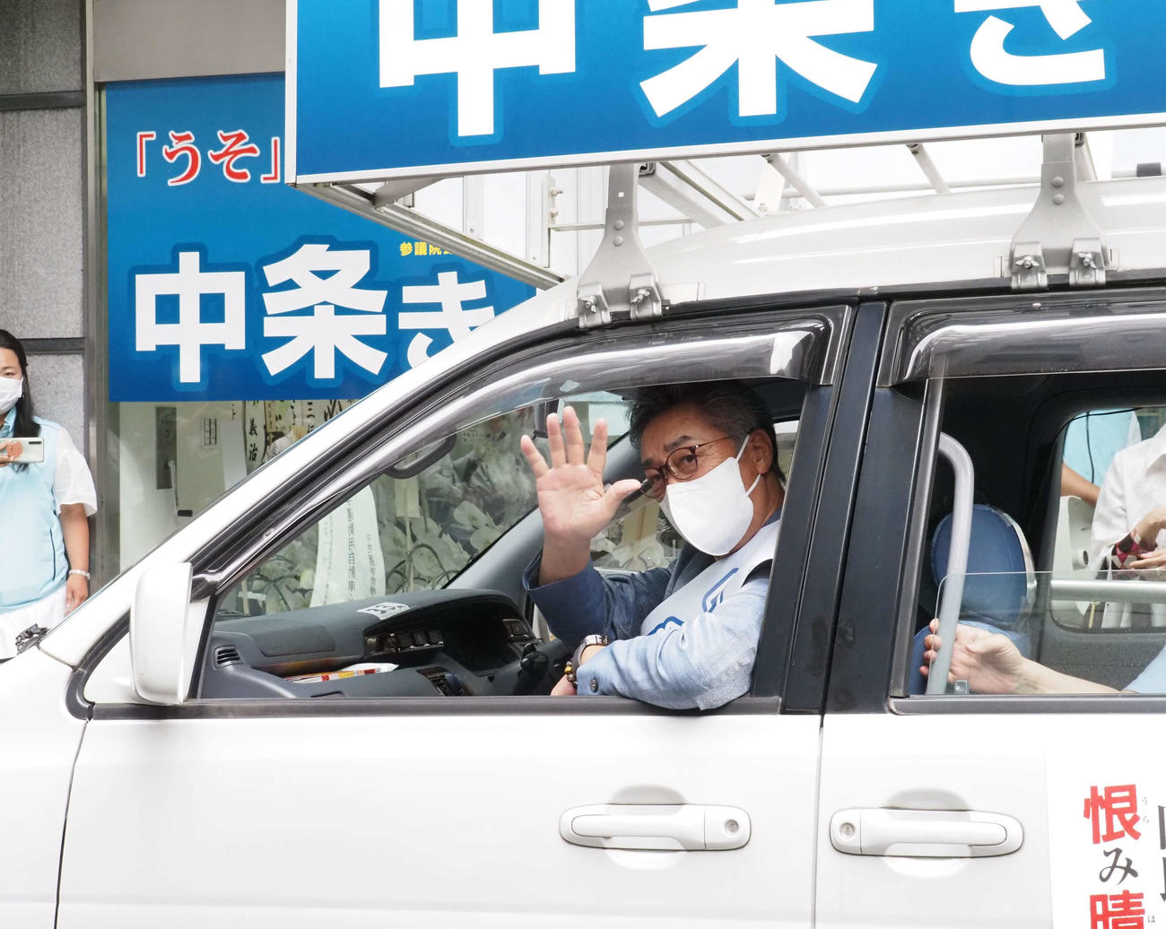 車両に乗り込んだ中条きよし氏（撮影・遠藤尚子）
