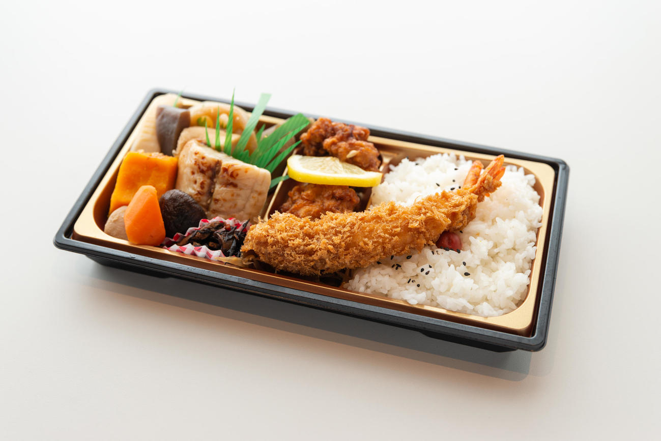 佐藤康光九段が勝負メシに注文した「大海老フライのごきげん弁当」（日本将棋連盟提供）