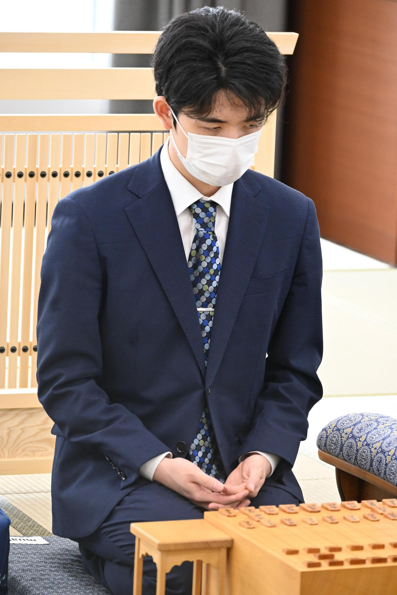 名古屋将棋対局場の「こけら落とし局」として行われた順位戦A級1回戦に臨む藤井聡太竜王（撮影・松浦隆司）