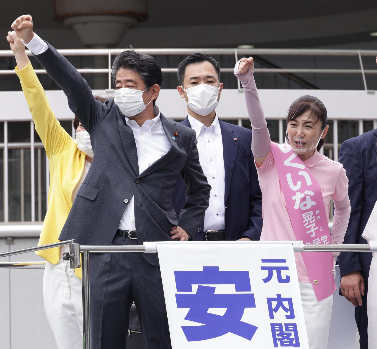 東京・有楽町で安倍晋三元首相（左）の応援を受け第一声を挙げた生稲晃子氏（撮影・中島郁夫）