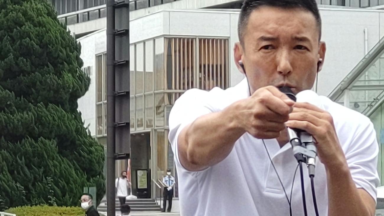 新宿駅南口で参院選の第一声で「あなたの票がほしい」と訴えたれいわ新選組の山本太郎代表（撮影・寺沢卓）