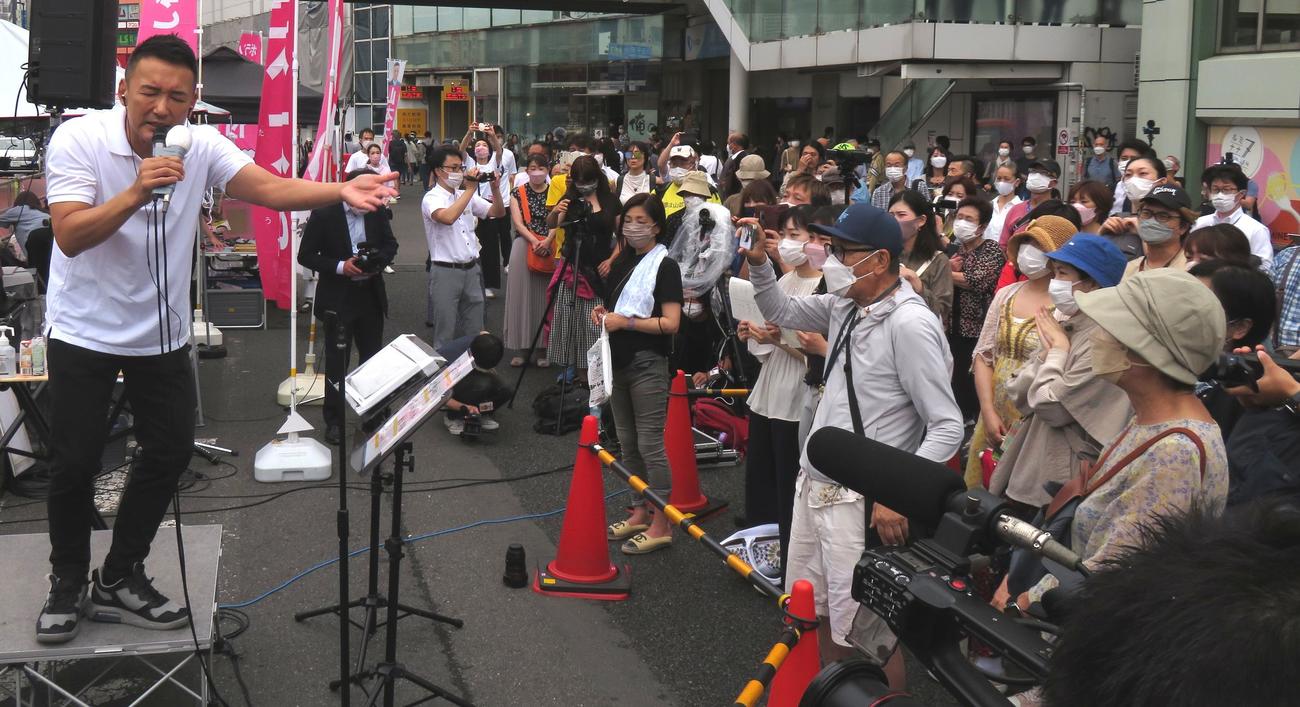 新宿駅南口で参院選の第一声を発した山本太郎代表は「東京選挙区の候補でもあるんです」聴衆に語りかけた撮影・寺沢卓）