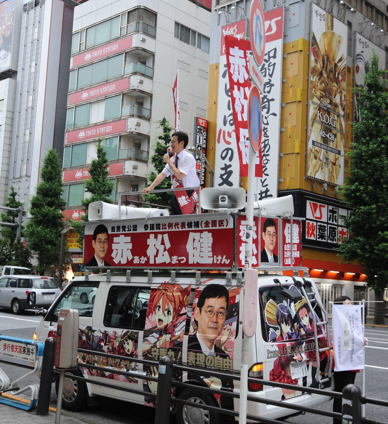 自身の作品のキャラクターで装飾した選挙カーで街宣活動を行う漫画家の赤松健氏（撮影・松尾幸之介）