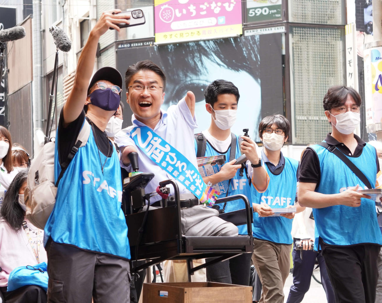 東京・渋谷から練り歩き、ボランティアスタッフと写真を撮る乙武洋匡氏（撮影・沢田直人）