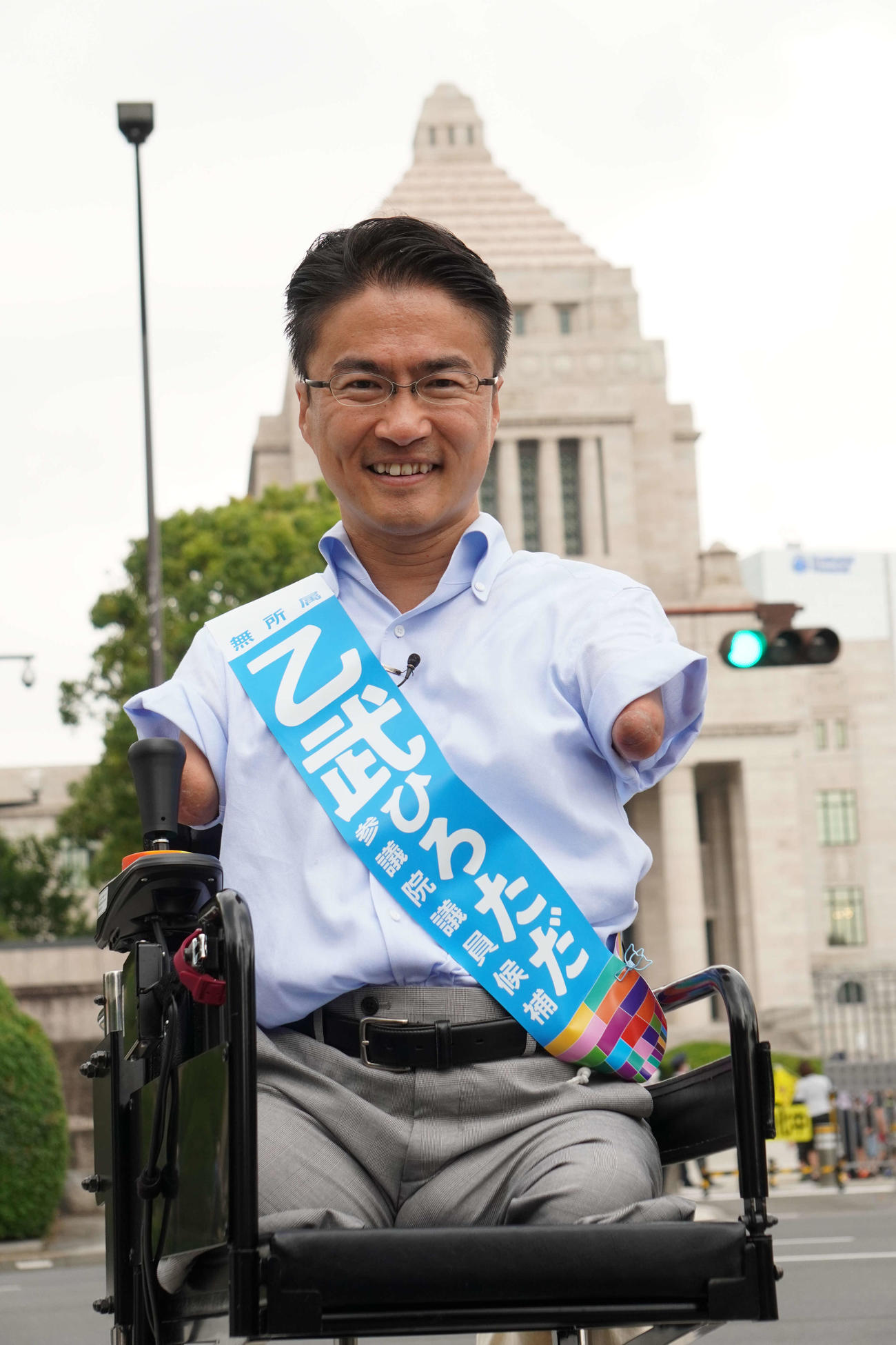 国会議事堂前で笑顔を見せる乙武洋匡氏（撮影・沢田直人）