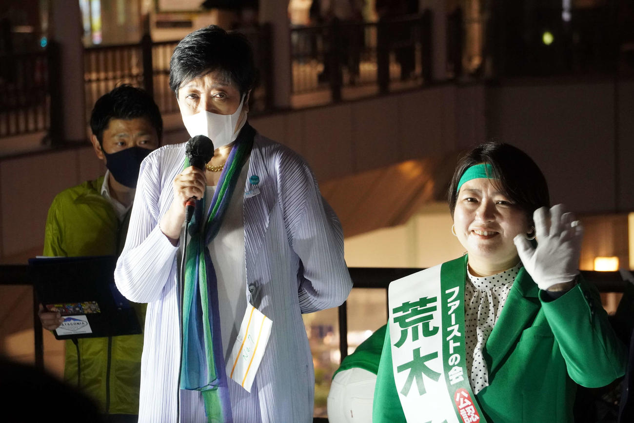 荒木千陽氏（右）の応援に駆けつけた小池百合子都知事（撮影・沢田直人）