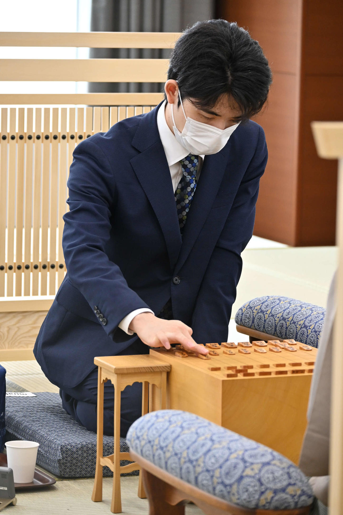 新設された名古屋将棋対局場の「こけら落とし局」として行われた順位戦A級1回戦で初手を指す藤井聡太竜王（撮影・松浦隆司）