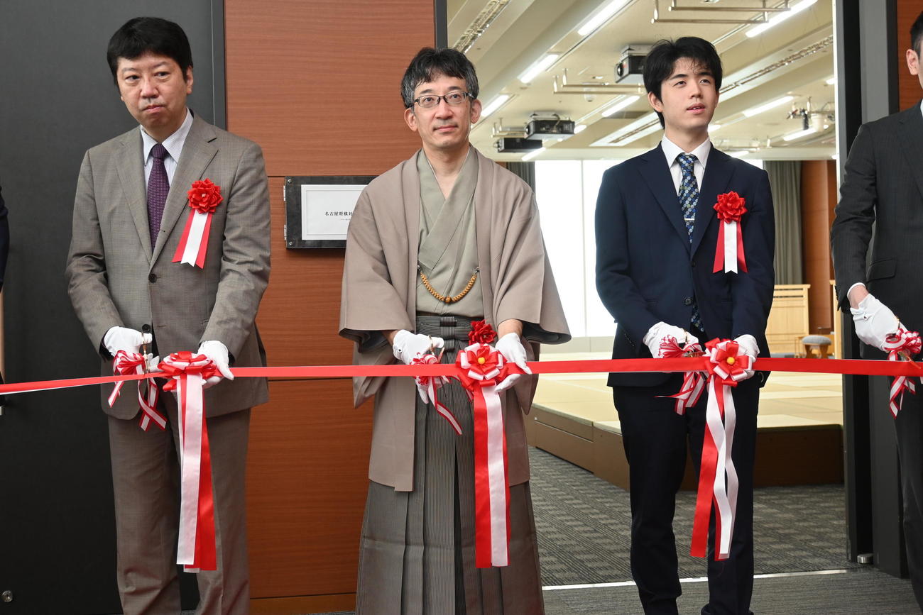 名古屋将棋対局場の開場セレモニーでテープカットを行う左から、杉本昌隆八段、佐藤康光会長、藤井聡太竜王（撮影・松浦隆司）