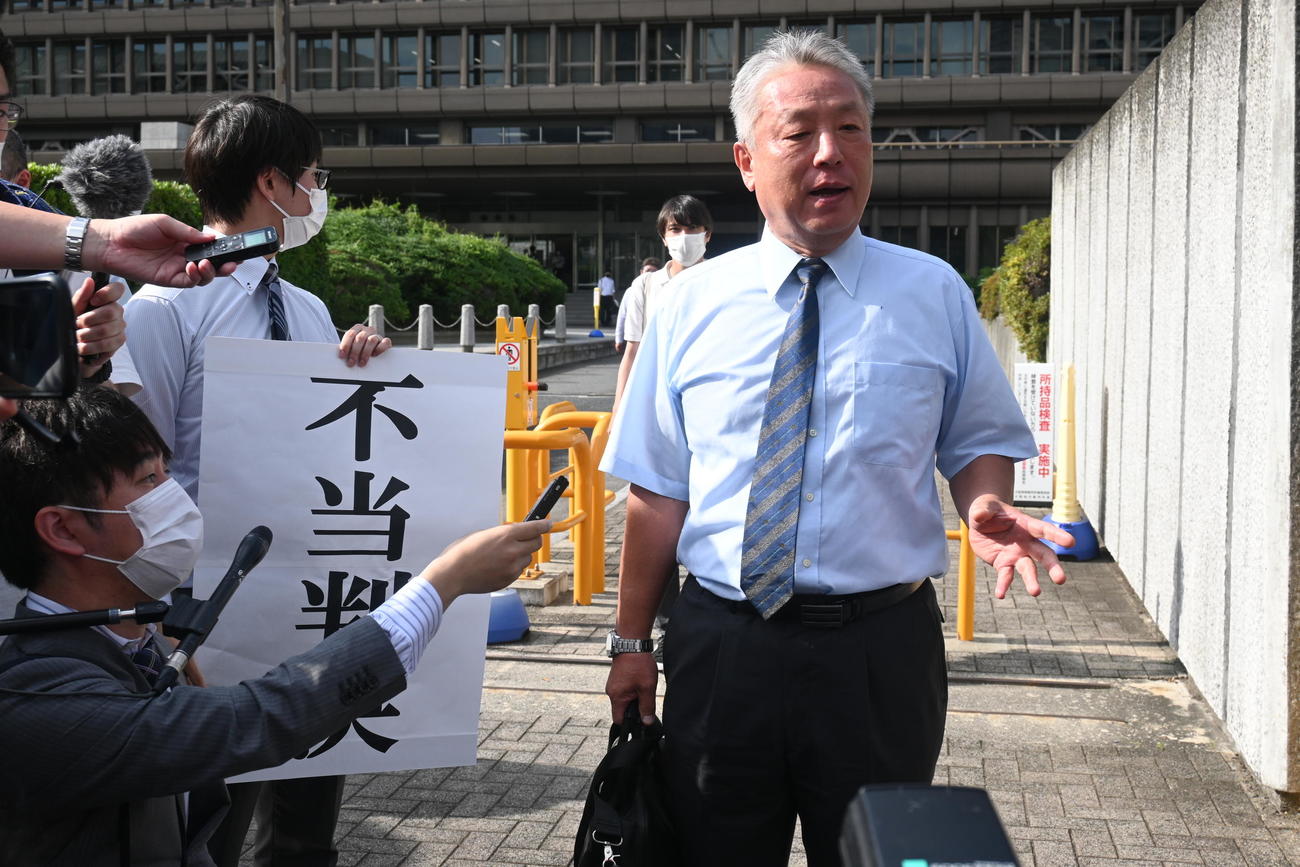 大阪地裁での判決公判で敗訴後、「不当判決」と主張する元オーナー松本実敏さん（撮影・松浦隆司）