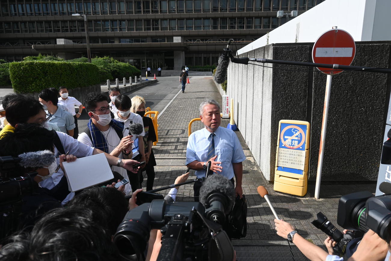 大阪地裁での判決公判で敗訴後、「不当判決」と主張する元オーナー松本実敏さん（撮影・松浦隆司）
